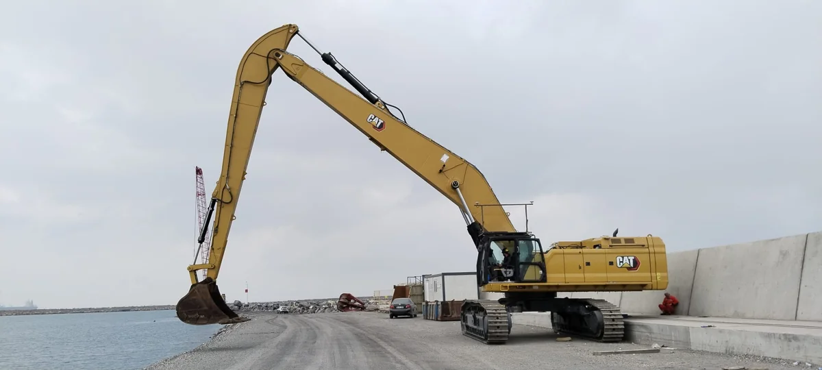 Long-reach CAT excavator beside the water for Kordil EPS positioning applications