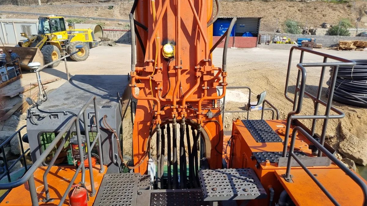 Kordil EPS sensor mounted on an excavator boom with GNSS antennas beside the cabin