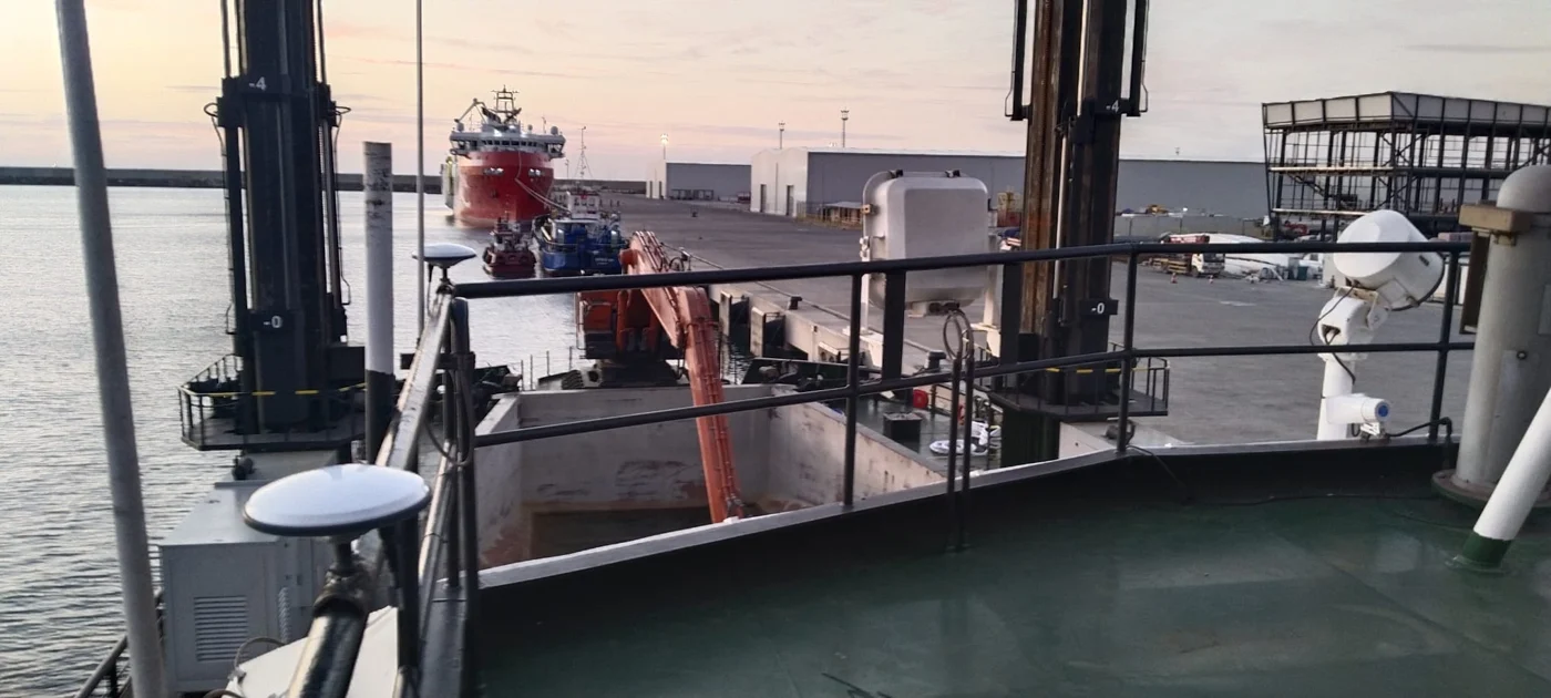 GNSS antenna arrangement and deck installation.